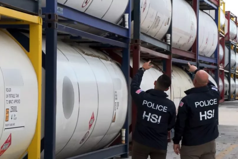 Contenedores y cargamento de biodiésel incautado por las autoridades federales en un puerto estadounidense.