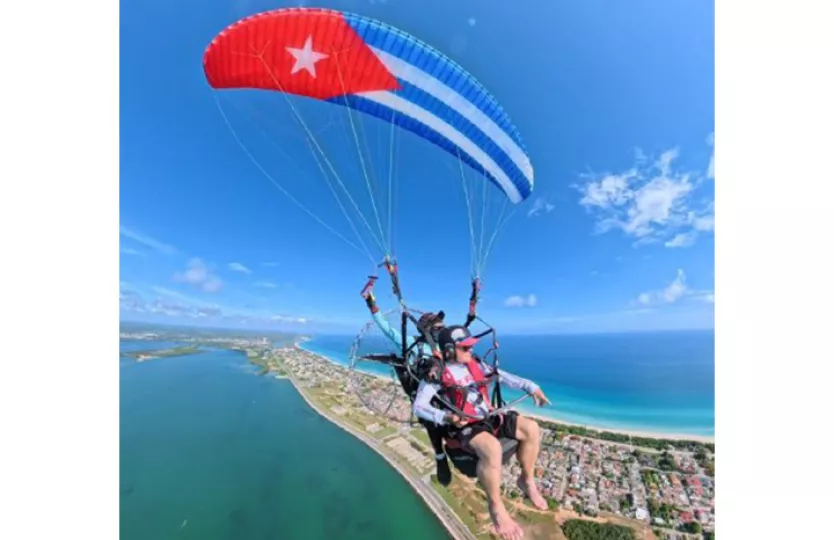 Fotografía aérea y logotipos promocionales del Festival Aerodeportivo Varadero 2026 en el aeropuerto de Kawama.