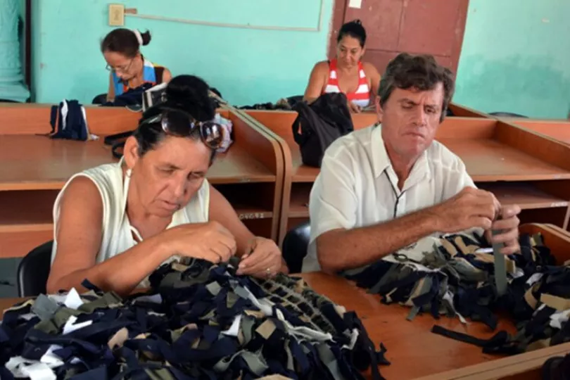 Taller con empleados con discapacidad en la ciudad de Camagüey.