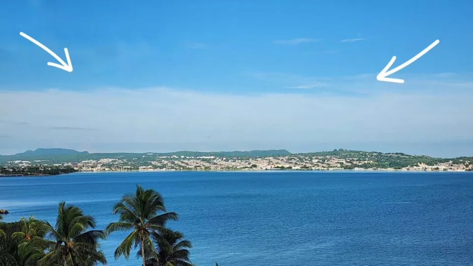 Imagen satelital o visual de formaciones nubosas tipo cirros en el cielo sobre la ciudad de Matanzas.