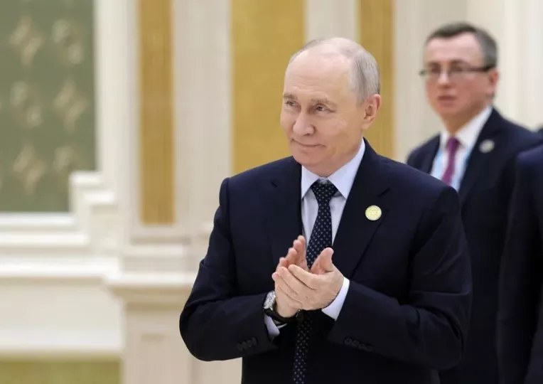 El presidente Donald Trump junto al mandatario Vladímir Putin en una imagen de archivo que ilustra la flexibilización de sanciones energéticas.