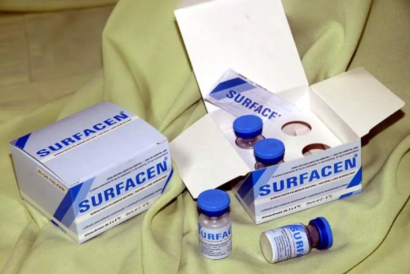 Investigadores trabajando en laboratorio con el fármaco Surfacen.