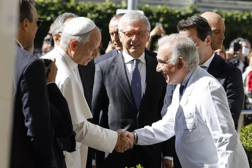 El papa León XIV llegando al hospital Gemelli de Roma para su operación.