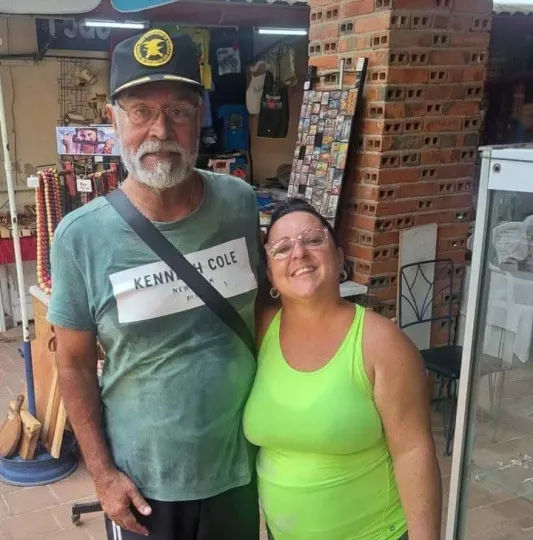 Fotografía del actor Roberto Perdomo posando junto a una admiradora en la calle Obispo de La Habana.