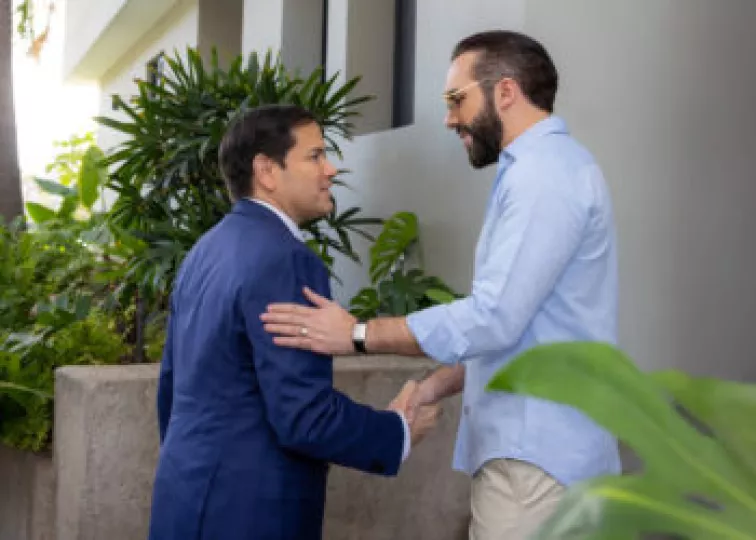 Marco Rubio en conversación con el presidente Nayib Bukele durante un encuentro diplomático.