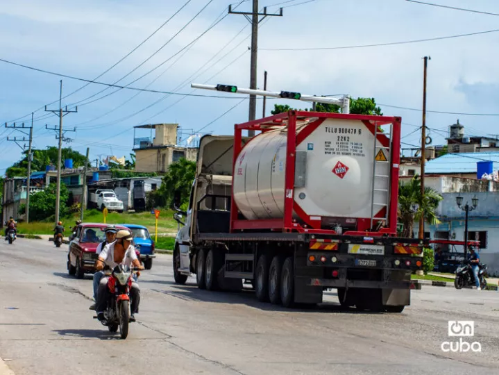 Un camión cisterna para transporte de combustible junto a otros vehículos en La Habana.