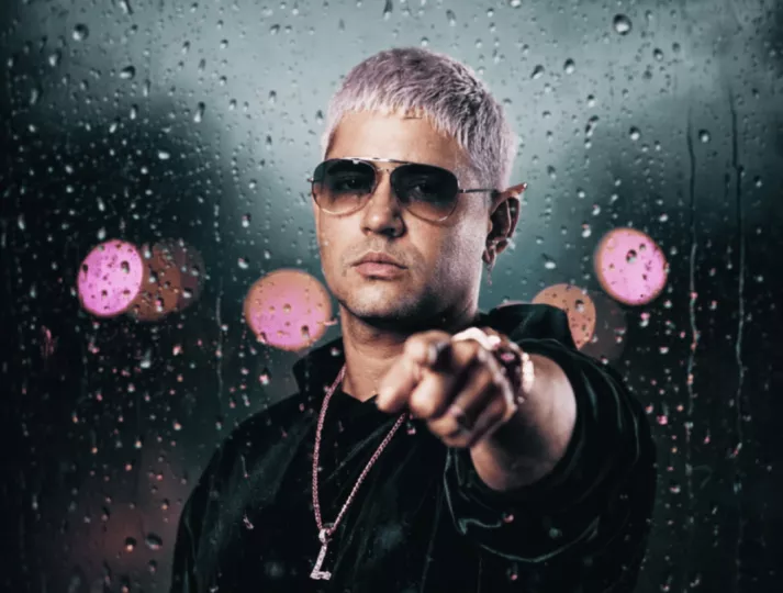 El cantante cubano Baby Lores durante una entrevista.
