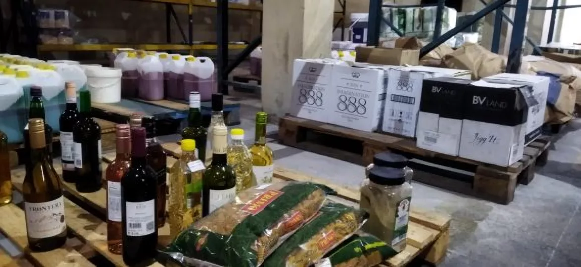 Vista interior del mercado mayorista con diversos productos en exhibición y estanterías organizadas.