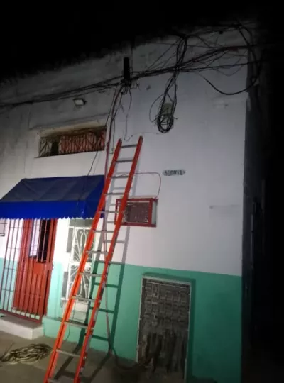 Tres personas son detenidas por la policía mientras realizaban conexiones eléctricas mediante el uso de escaleras y cables.