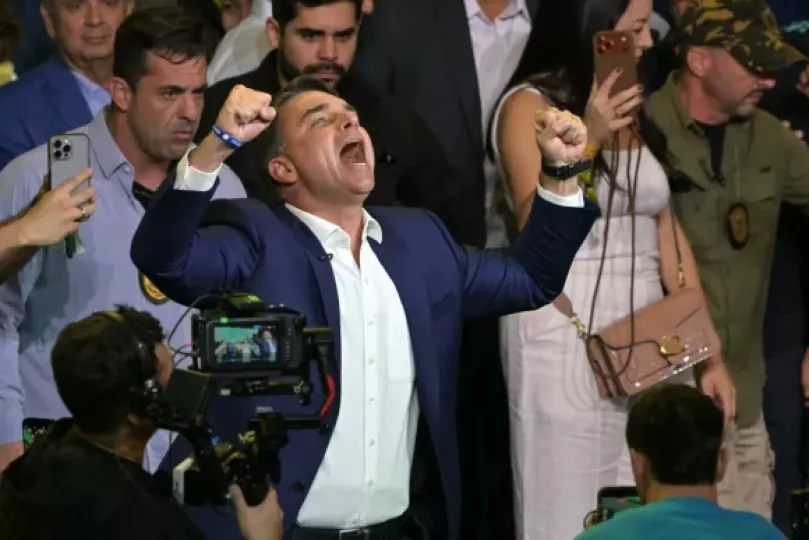 Flávio Bolsonaro realizando un gesto durante la convención del Partido Liberal en São Paulo.