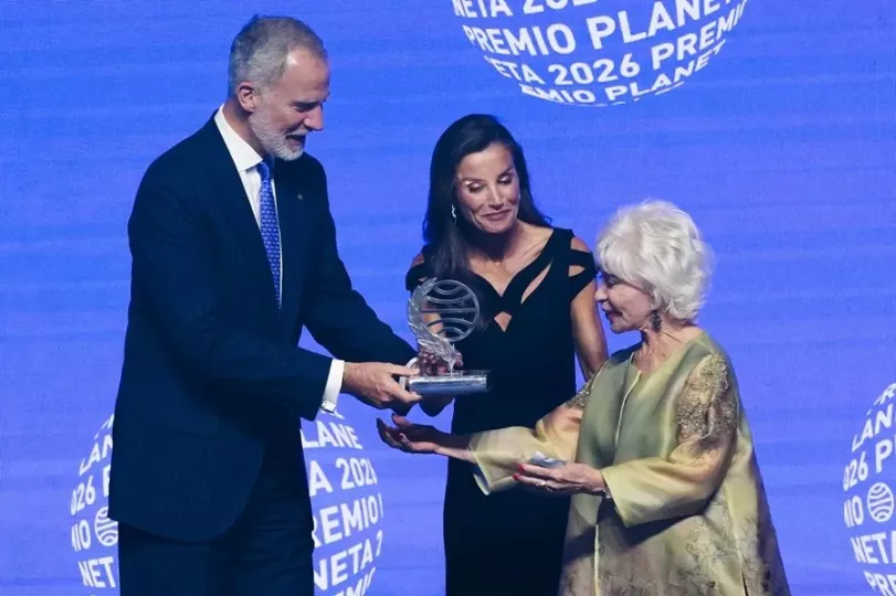 La escritora Isabel Allende recibiendo el Premio Planeta de manos de los Reyes de España.