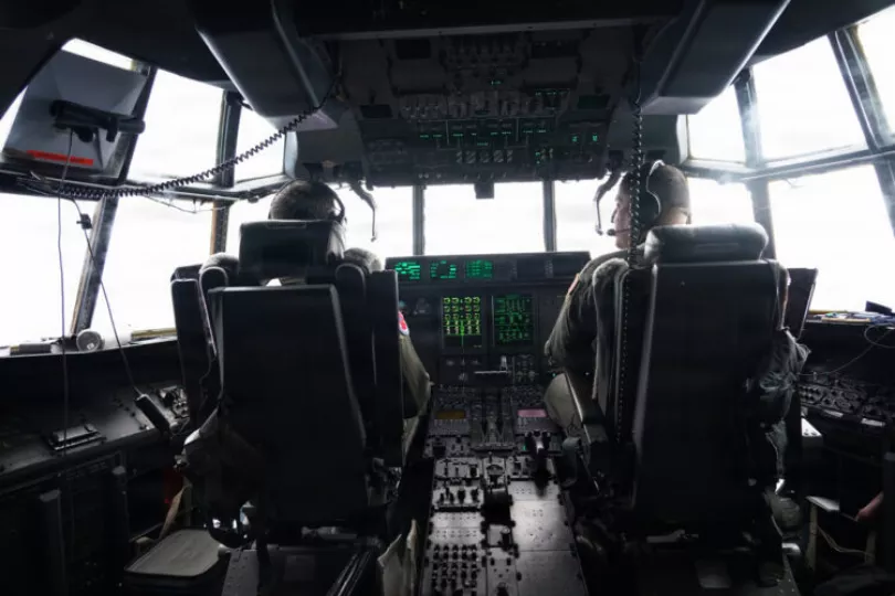 Pilotos del 53.º Escuadrón de Reconocimiento Meteorológico sobrevolando el huracán Isaías.