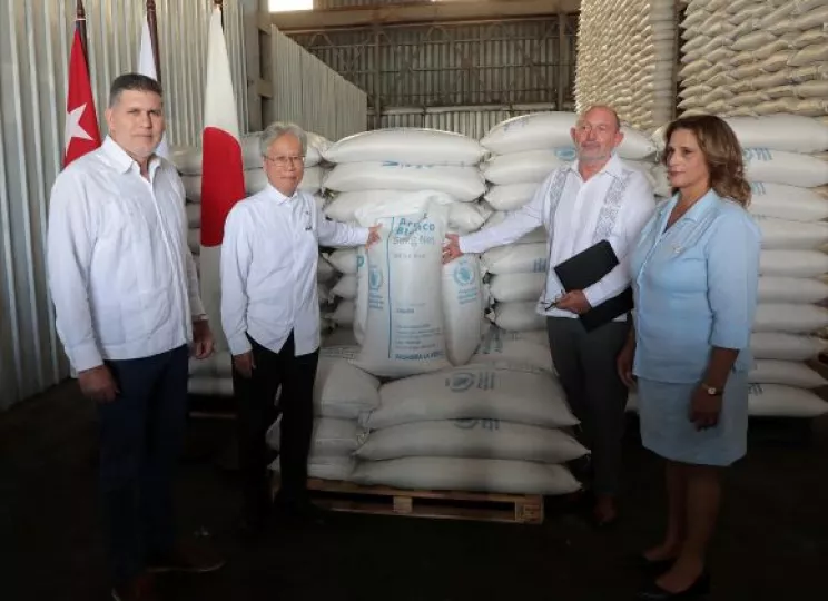 Autoridades y representantes durante el acto de entrega de la donación de arroz de Japón a Cuba.