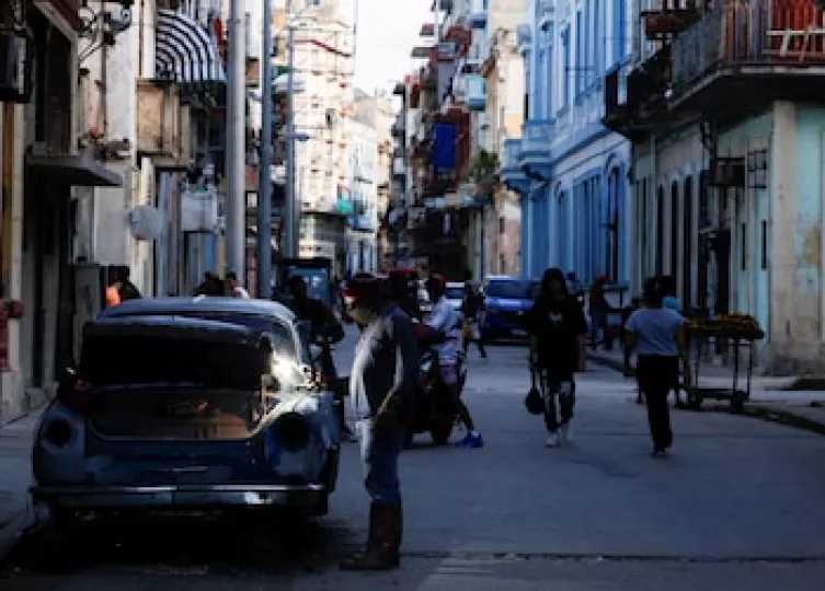 Vista de una calle urbana en Cuba con infraestructura deteriorada.