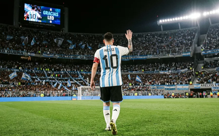 Lionel Messi portando la camiseta de la selección argentina durante un partido en el estadio Monumental.