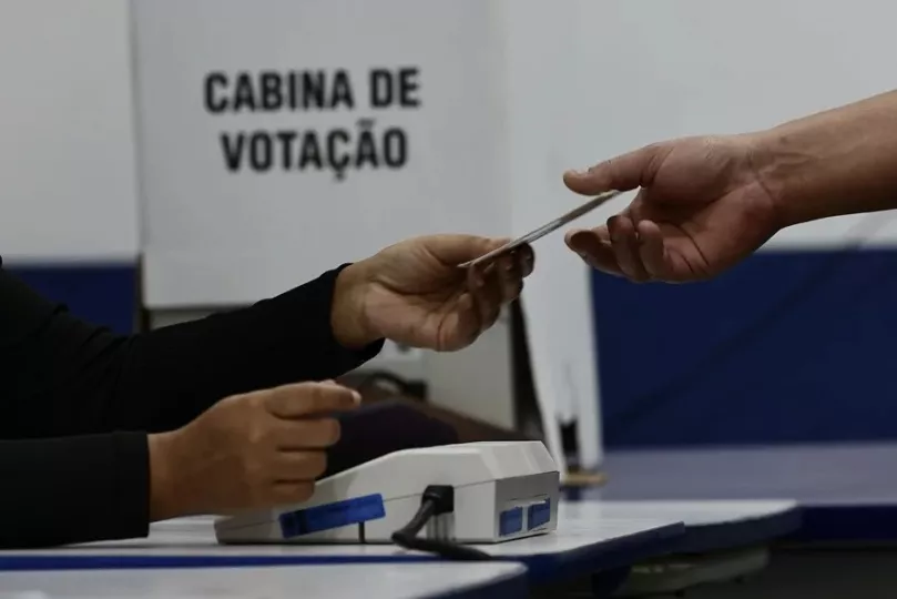 Lula da Silva junto a su esposa Janja durante la jornada de votación en Brasil.