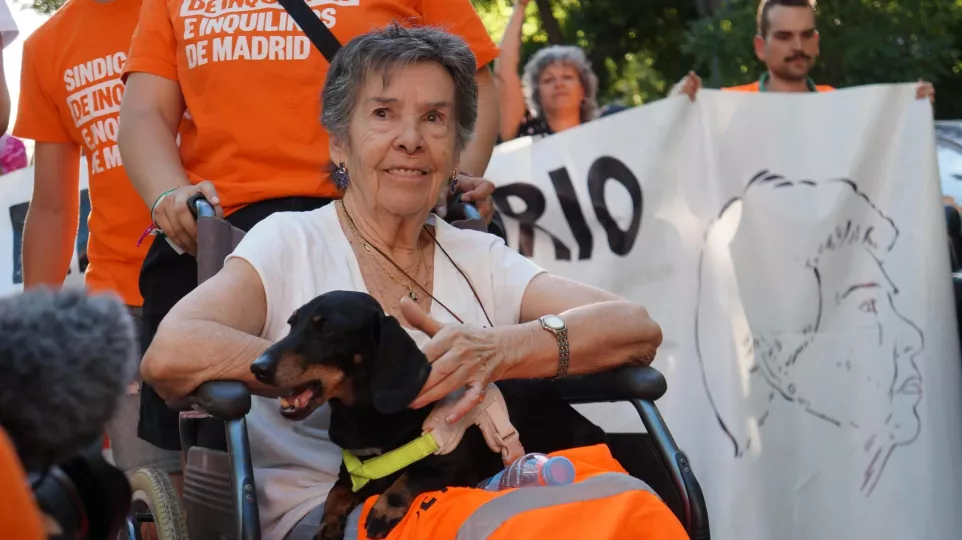 Maricarmen Abascal siendo trasladada en camilla de su vivienda tras el desahucio.