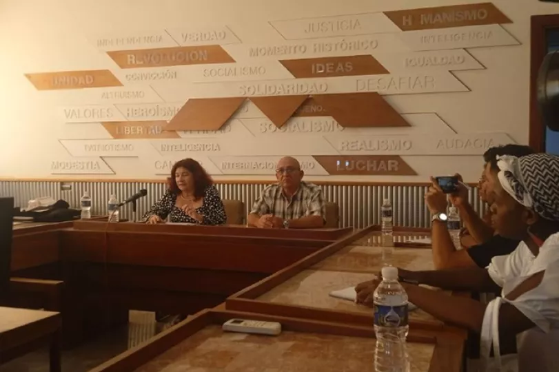 Funcionaria del Ministerio de la Construcción durante la conferencia de prensa sobre la nueva Ley de la Vivienda.