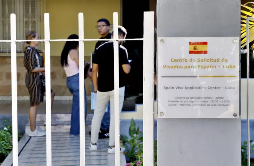 Personas haciendo fila en el exterior de la nueva sede consular de España en el municipio Playa, La Habana.