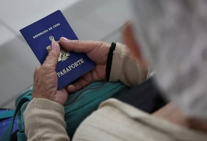 Imagen de una oficina gubernamental o punto de control migratorio en Uruguay donde extranjeros realizan trámites de residencia.