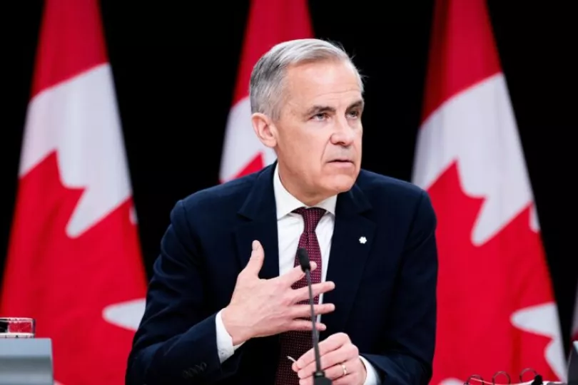 El primer ministro de Canadá, Mark Carney, hablando ante los medios de comunicación en una conferencia de prensa oficial.