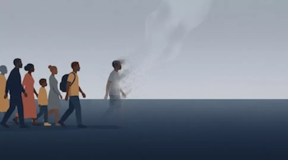 Embarcación rústica utilizada por migrantes interceptada en alta mar.