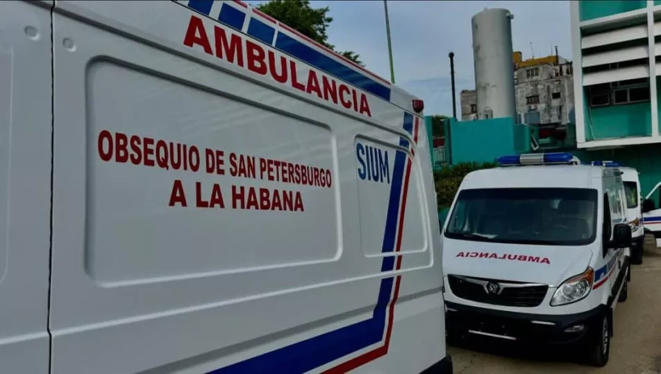 Autoridades rusas y cubanas durante la entrega formal de tres ambulancias y un vehículo Lada en un hospital de La Habana.