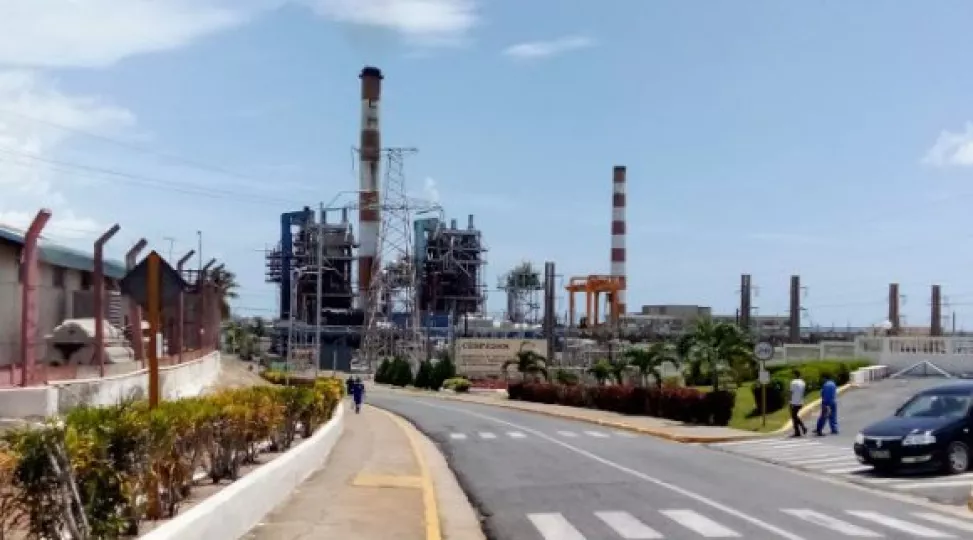 Vista exterior de las instalaciones de una central termoeléctrica en Cuba.