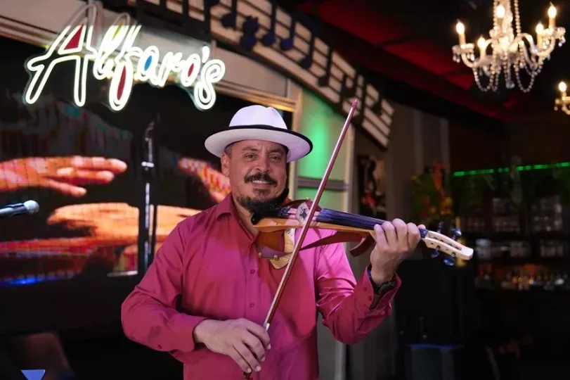 Un violinista cubano en las calles de Miami en el contexto de las elecciones de medio mandato.