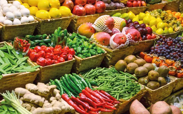 La gastronomía sostenible es fundamental para garantizar la seguridad alimentaria de las generaciones futuras y para proteger los recursos naturales del planeta. 