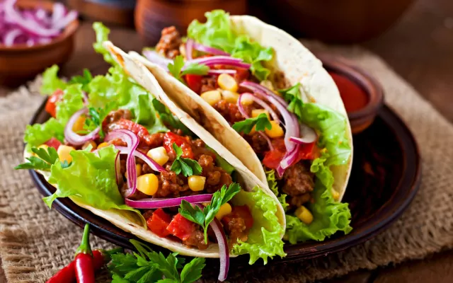 Los tacos son un plato típico de la gastronomía mexicana que consiste en una tortilla de maíz o harina rellena de carne, vegetales, salsa y otros ingredientes deliciosos. 