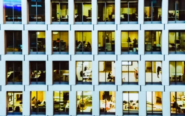 Los trabajos corporativos no atraen tanto la atención de los más jóvenes. Foto: Getty Images