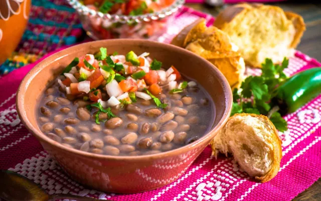 Los frijoles refritos son un platillo clásico en la cocina mexicana y latinoamericana.