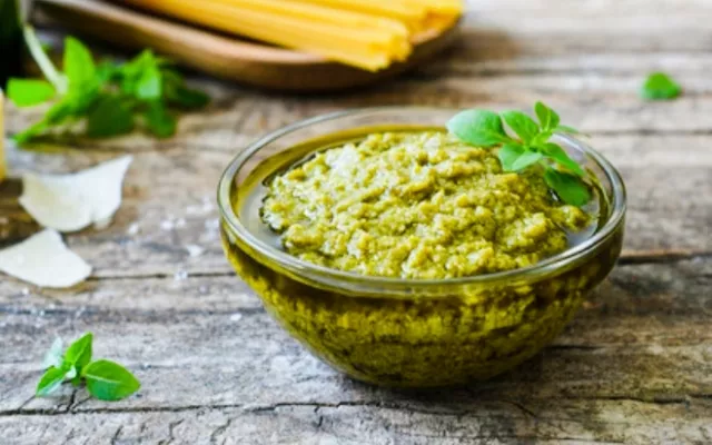 Salsa pesto decorada en vajilla de cristal