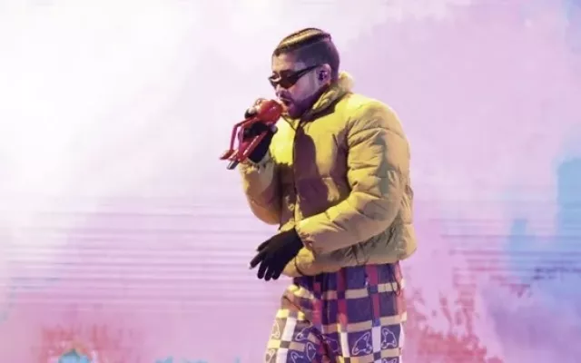 El cantante Bad Bunny durante un concierto.
