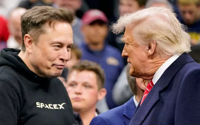 Musk saluda a Trump en una fotografía de archivo tomada mientras asisten a los campeonatos masculinos de lucha libre de la NCAA, Filadelfia, Pensilvania, Estados Unidos, el 22 de marzo de 2025.