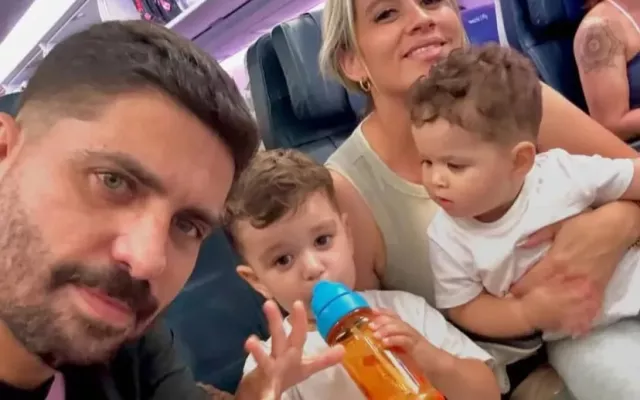 El actor Alejandro Cuervo junto a su esposa y dos hijos.