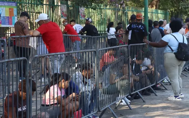 Migrantes haciendo cola en Tapachula, México, para solicitar asilo político. 