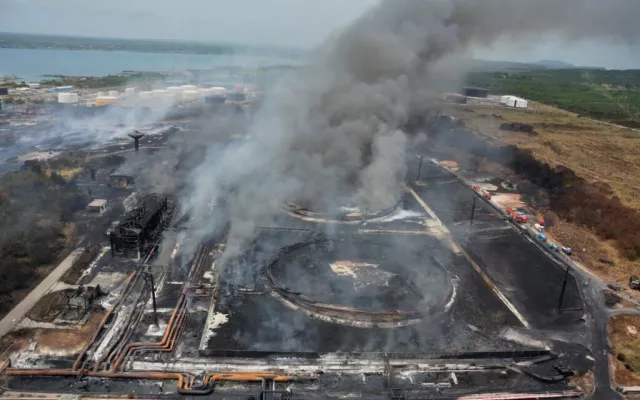 La Base de Supertanqueros, en la zona industrial de Matanzas, fue afectada por un incendio de grandes proporciones.