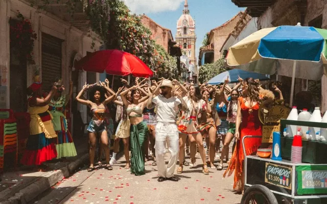 Maluma estrenó su nuevo sencillo “Bronceador”.