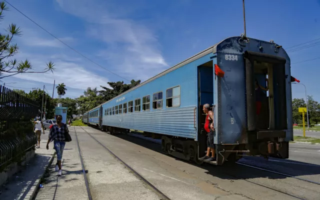 Los ajustes de horario en los trenes se deben a la escasez de coches y locomotoras.