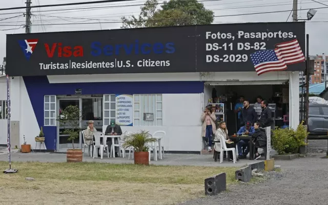 Imagen de archivo de personas a la espera de solicitar sus visas en Estados Unidos.