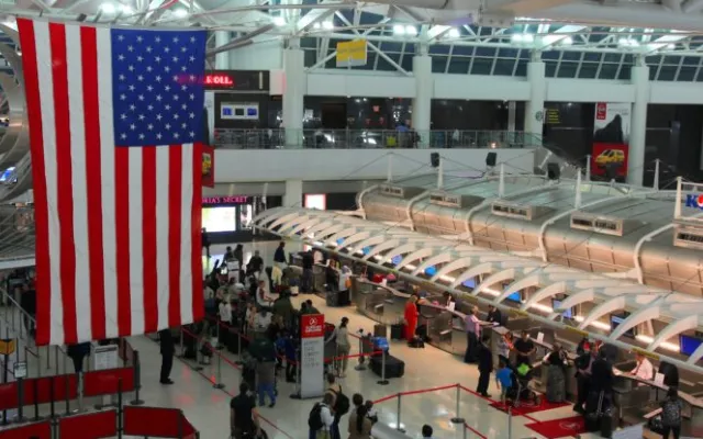 El CBP promueve el nuevo proceso como una forma para que algunos pasajeros ahorren tiempo en los controles aduaneros.