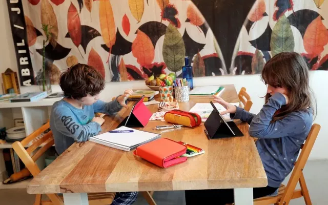 Más del 20% de niños y niñas sufre ansiedad cuando se limita el uso del móvil y el 38% de las familias cree que el uso digital ha perjudicado, en mayor o menor grado, el rendimiento académico de sus hijos.