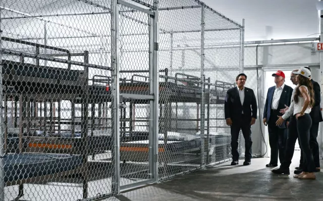 Una jueza federal de Florida ordenó el cierre del centro de detención de migrantes “Alligator Alcatraz”, tras determinar que viola la Ley Nacional de Política Ambiental y causa daños irreparables en los Everglades.