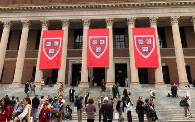 Recientemente, la Administración Trump retiró más de $2.600 millones en subvenciones federales a la Universidad de Harvard.