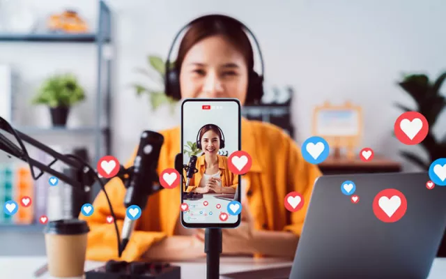 La llegada de plataformas como YouTube, Instagram, TikTok y Twitch ha permitido que cualquier persona con una idea y un dispositivo móvil pueda convertirse en creador de contenido.