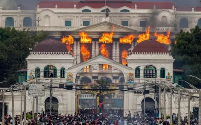 Dimite primer ministro de Nepal, en medio de fuertes protestas y con la capital en llamas