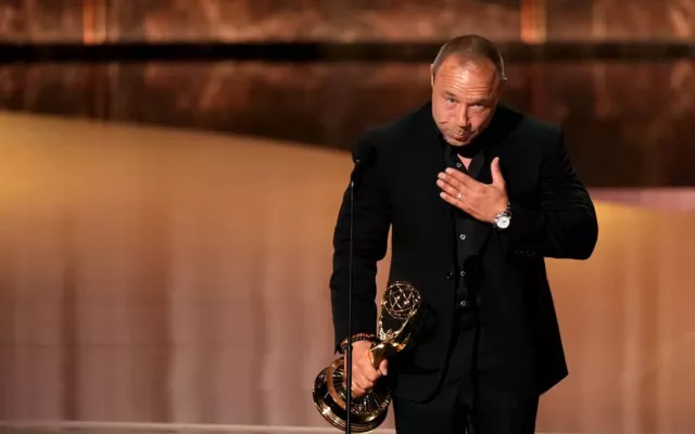 Stephen Graham subió tres veces al escenario a por premios Emmy por 'Adolescencia'. En la foto, con el premio al mejor actor protagonista de miniserie. Chris Pizzello (Invision/AP)