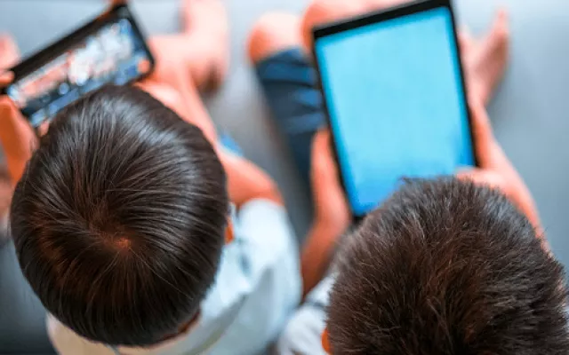 Algunos expertos han planteado la hipótesis de que la exposición prolongada a dispositivos electrónicos podría desencadenar comportamientos similares a los asociados con el trastorno del espectro autista.